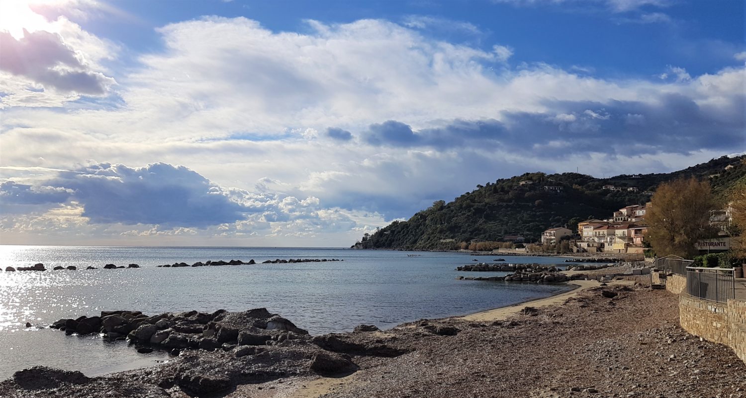 la spiaggia sabbiosa di pioppi il cilentano cilento