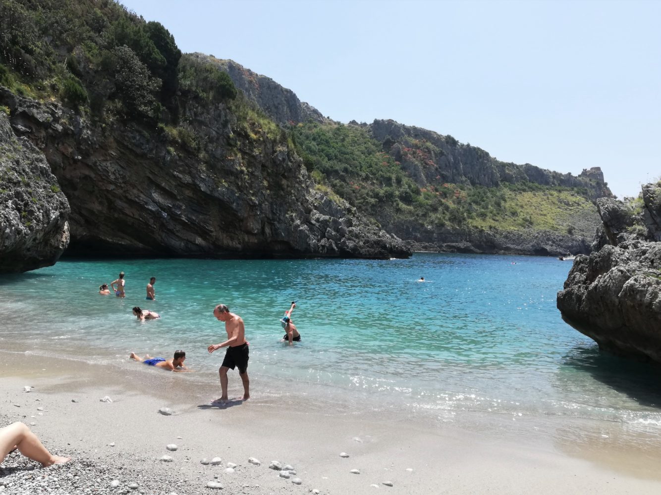 Spiaggia di cala bianca tra marina di camerota e scario cilento il cilentano sul sentiero degli infreschi e della masseta.jpg