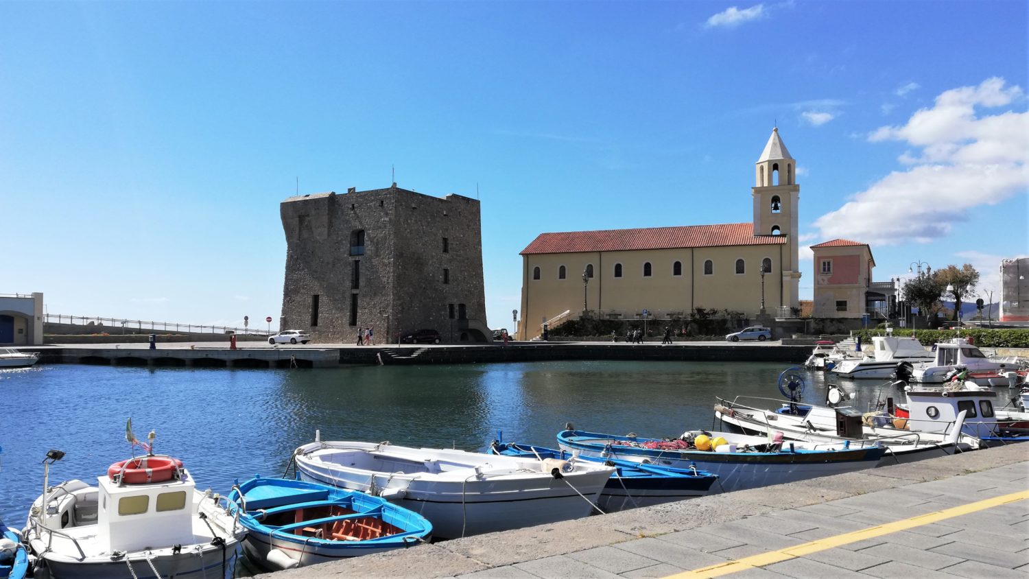 il porto di acciaroli torre normanna chiesa assunta e campanile acciaroli il cilentano cilento.jpg