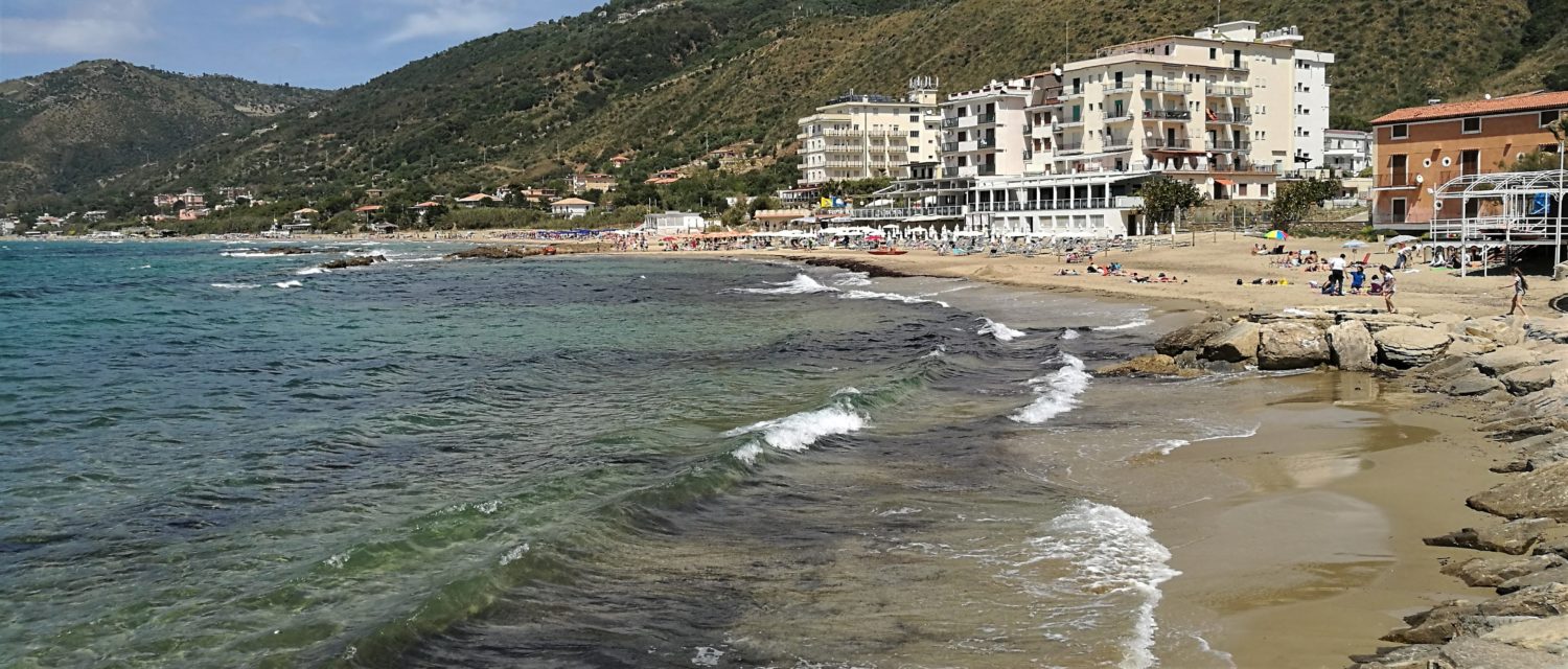 spiaggia grande di acciaroli il cilentano cilento sabbia .jpg